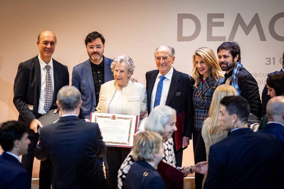 Yolanda_Diaz_'s tweet photo. Cientos de miles de víctimas fueron condenadas a vivir en silencio. El franquismo reprimió a todo un país, fusiló a miles de personas e impuso un régimen de olvido y de terror.

Homenajear a las mujeres y hombres que pelearon por nuestra democracia es lo mínimo que podemos hacer como Gobierno. La violencia que sufrieron merece justicia y reconocimiento para garantizar la no repetición.