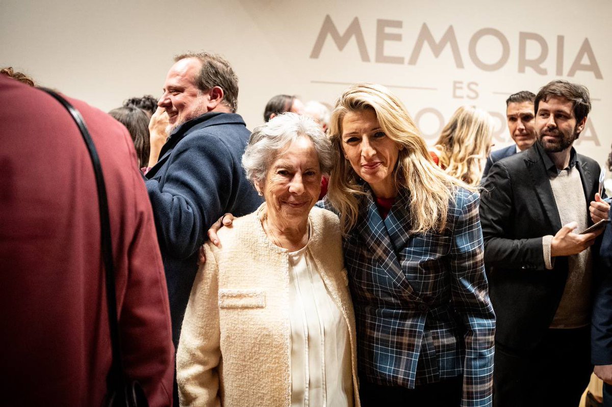 Yolanda_Diaz_'s tweet photo. Cientos de miles de víctimas fueron condenadas a vivir en silencio. El franquismo reprimió a todo un país, fusiló a miles de personas e impuso un régimen de olvido y de terror.

Homenajear a las mujeres y hombres que pelearon por nuestra democracia es lo mínimo que podemos hacer como Gobierno. La violencia que sufrieron merece justicia y reconocimiento para garantizar la no repetición.