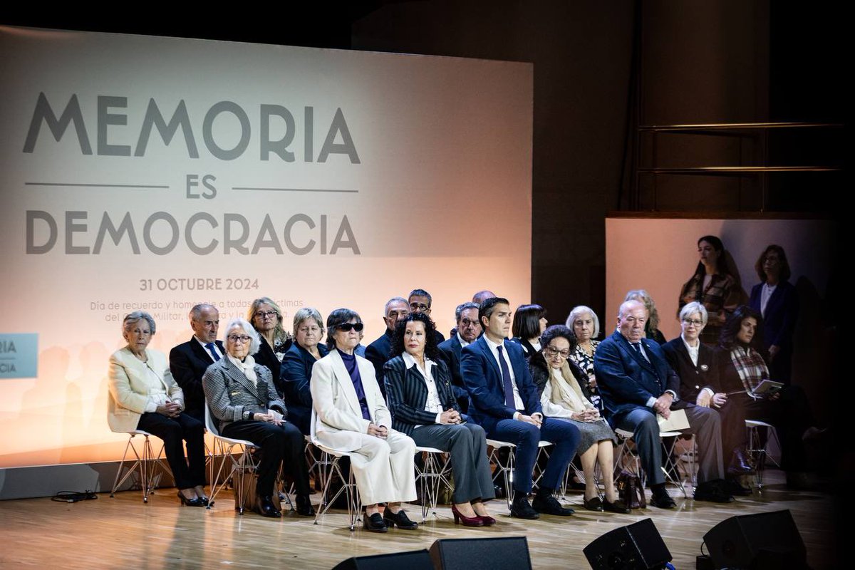 Yolanda_Diaz_'s tweet photo. Cientos de miles de víctimas fueron condenadas a vivir en silencio. El franquismo reprimió a todo un país, fusiló a miles de personas e impuso un régimen de olvido y de terror.

Homenajear a las mujeres y hombres que pelearon por nuestra democracia es lo mínimo que podemos hacer como Gobierno. La violencia que sufrieron merece justicia y reconocimiento para garantizar la no repetición.