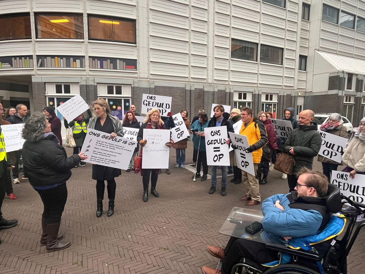 Actie in Den Haag: ons geduld is op. Straks het Tweede Kamerdebat over het VN-Verdrag Handicap. <a href="/stasLMZ/">Nicki Pouw-Verweij</a> heeft alvast onze eisen ontvangen, om de rechten van mensen met een beperking te respecteren. Heb jij onze petitie al getekend? onsgeduldisop.nl