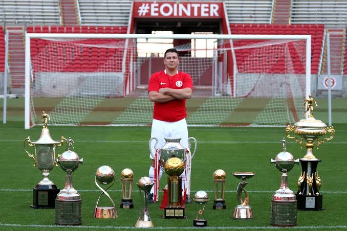 Geromel e Kanneman = 10 títulos

Índio = 13 títulos