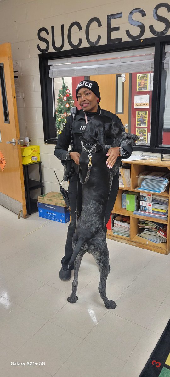 ChatRocksThat's tweet photo. @APSPeytonForest @APSPolice @apsupdate 
Thank you Officer Dixon and Thor for visiting Dr. Daniels class. https://t.co/xWdi4DD6RH