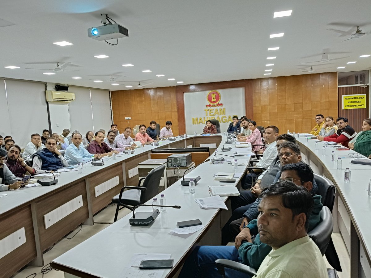 collectormahi's tweet photo. આજરોજ ખેલ મહાકુંભ ૩.૦ ના કાર્યક્રમ અંગે માહિતી આપવામાં આવી જેમાં યોજાનાર સ્પર્ધાઓમાં ભાગ લેનાર સ્પર્ધકો વધુમાં વધુ ભાગ લે તે માટે ઓનલાઇન રજિસ્ટ્રેશન વધારવા જીલ્લા અને તાલુકાના અધિકારીશ્રીઓ સાથે બેઠક યોજવામાં આવી.
@CMOGuj @JayantiRavi @revenuegujarat  @mahisagardsdo https://t.co/npe6CWchWq