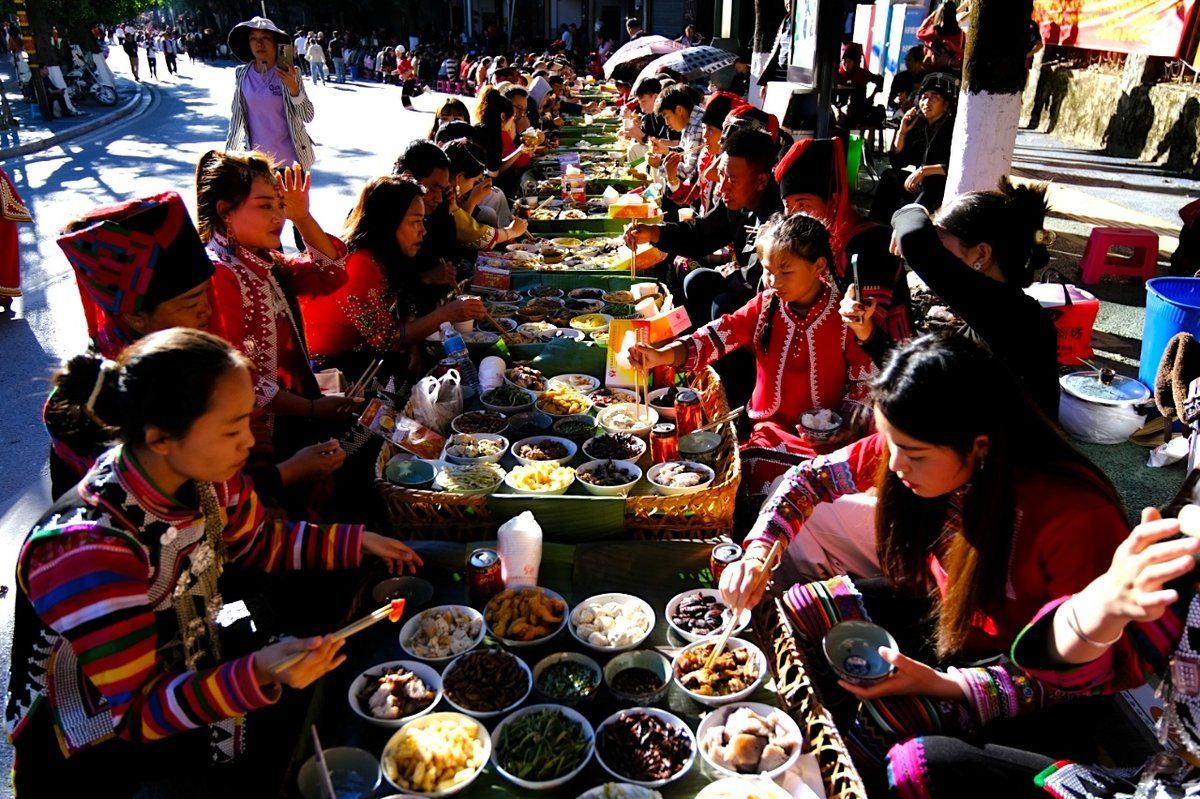 WorldofChinese's tweet image. "Long feasts," street festivals with thousands of tables full of food, were traditional #New Year celebrations for #Yunnan's Hani ethnic group.
They're seeing a revival across the region as an economic boost.
Read more 👇 
buff.ly/4imOQlr 
#chinesefood #ethnicminorities…