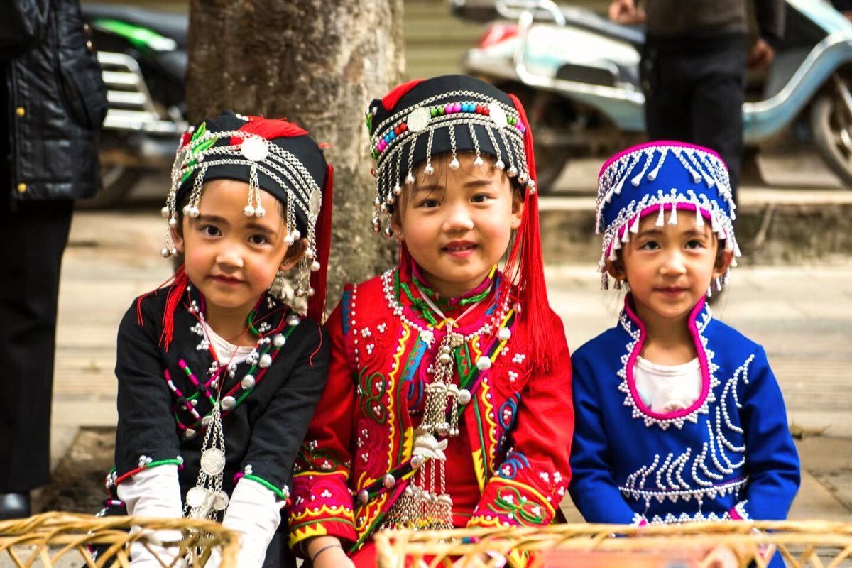 WorldofChinese's tweet image. "Long feasts," street festivals with thousands of tables full of food, were traditional #New Year celebrations for #Yunnan's Hani ethnic group.
They're seeing a revival across the region as an economic boost.
Read more 👇 
buff.ly/4imOQlr 
#chinesefood #ethnicminorities…