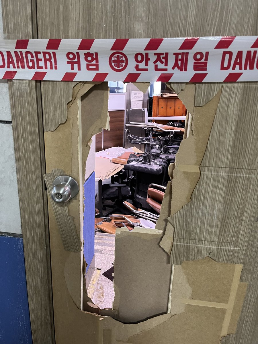yenatweet's tweet photo. Last week, soldiers tried to force their way into Korea’s National Assembly. Park Taejin used fire extinguishers to push them back. His story is one of several we’ve heard of citizens refusing to heed to a controversial #martiallaw decree. @France24_en 
⤵️
https://t.co/JdFmwRuS8L https://t.co/iXPgBwtuk4