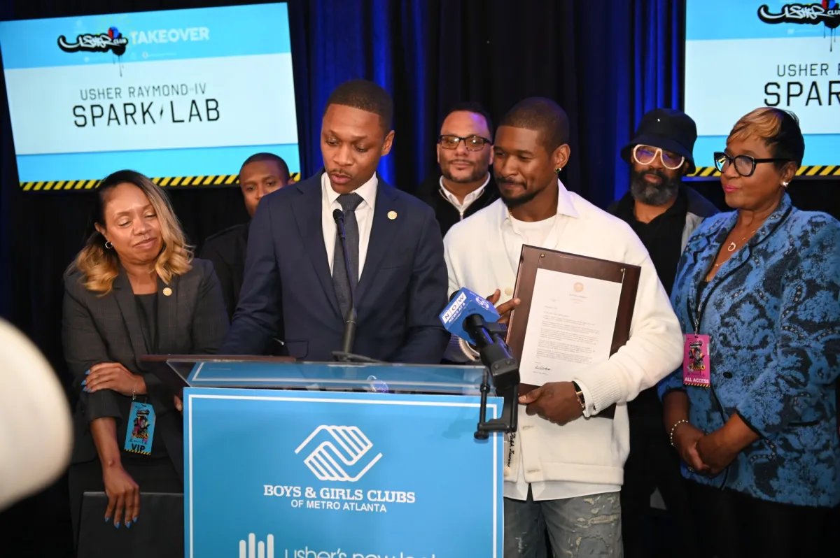 Atlanta City Council (@atlcouncil) on Twitter photo 📰 Usher unveils new entertainment content studio at Boys & Girls Club Metro Atlanta
Council member <a href="/JasonHWinston/">Jason Winston</a> presented Grammy Award-winning artist Usher with a proclamation during the unveiling of a new content studio lab at the Joseph B. Whitehead Boys and Girls Club. The 📰 Usher unveils new entertainment content studio at Boys & Girls Club Metro Atlanta
Council member <a href="/JasonHWinston/">Jason Winston</a> presented Grammy Award-winning artist Usher with a proclamation during the unveiling of a new content studio lab at the Joseph B. Whitehead Boys and Girls Club. The