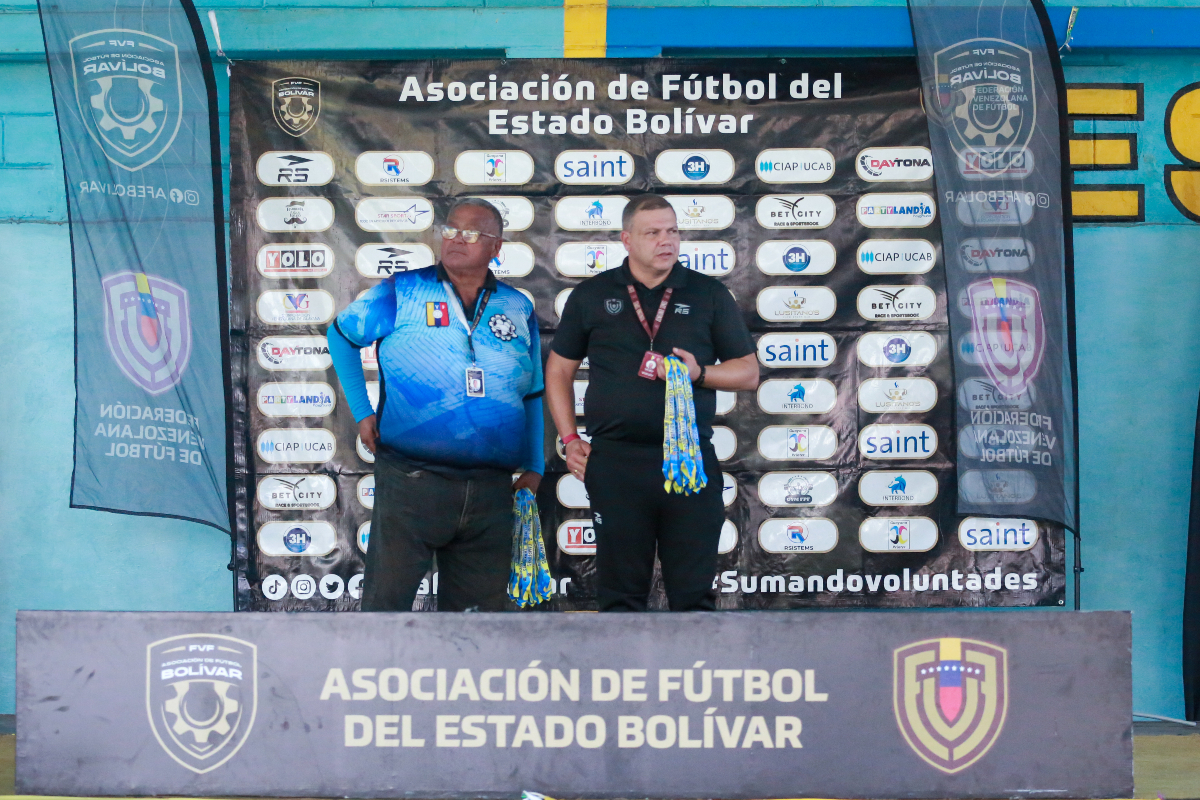 afebolivar's tweet photo. 𝐌𝐞𝐫𝐞𝐜𝐢𝐝𝐨 𝐫𝐞𝐜𝐨𝐧𝐨𝐜𝐢𝐦𝐢𝐞𝐧𝐭𝐨 🥇 

Nuestro presidente @pedrobarros444 reconoció la valiosa labor del Sr. José Garrido (@CapitanGarrido) en el Municipio Angostura, por su gestión transformadora y sumar voluntades junto con @afebolivar en Ciudad Bolívar 🙌 https://t.co/bXCr36EM9C