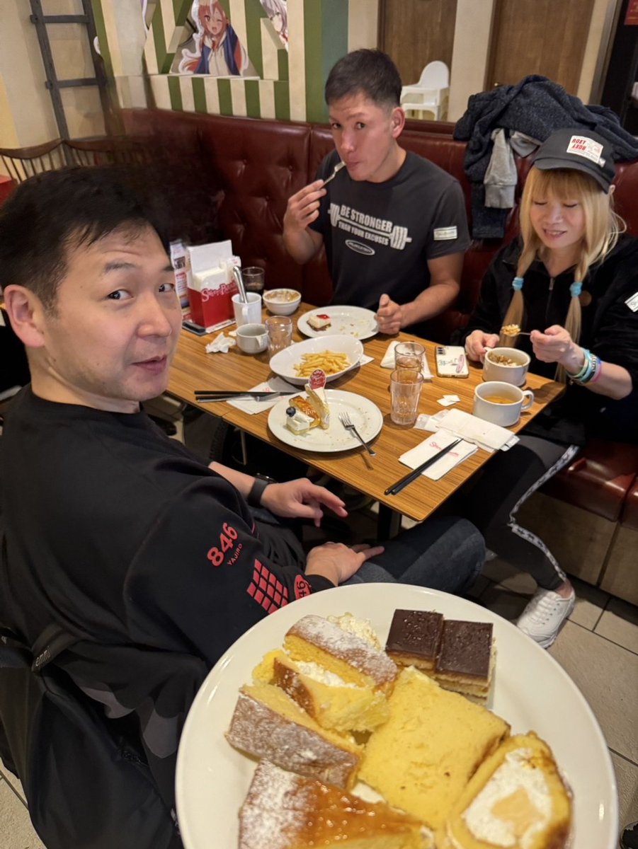 junkosunset's tweet photo. ジムの先生たちとスイパラ行ったんだけどもっと見映えよくケーキ盛れないもんですか

#ボクサー濱道
#ボクサー野口
#空手家石戸谷
#激辛junko 
#味変のカレー https://t.co/cJYSV5RPhT