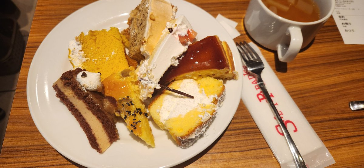 junkosunset's tweet photo. ジムの先生たちとスイパラ行ったんだけどもっと見映えよくケーキ盛れないもんですか

#ボクサー濱道
#ボクサー野口
#空手家石戸谷
#激辛junko 
#味変のカレー https://t.co/cJYSV5RPhT