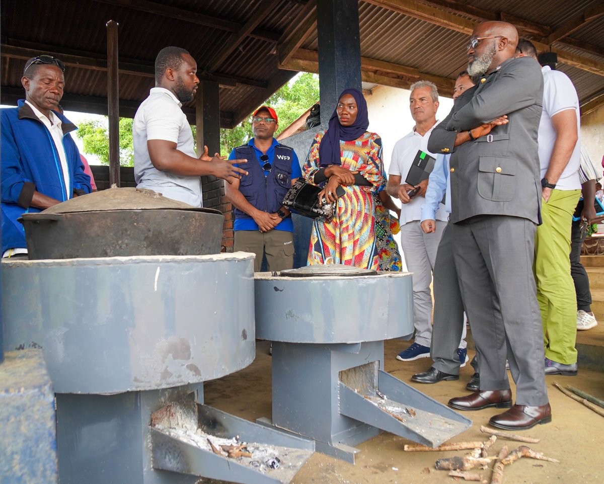 WFPLiberiaCD's tweet photo. Together with #GIZ, we launched the Clean Cooking Stove Project in Caresysburg Public School today, introducing energy efficient cooking stoves to 150+ @WFP supported schools in🇱🇷

These stoves cut fuel use &amp; provide safer, healthier cooking spaces for school cooks. https://t.co/jK1qoKDlJh