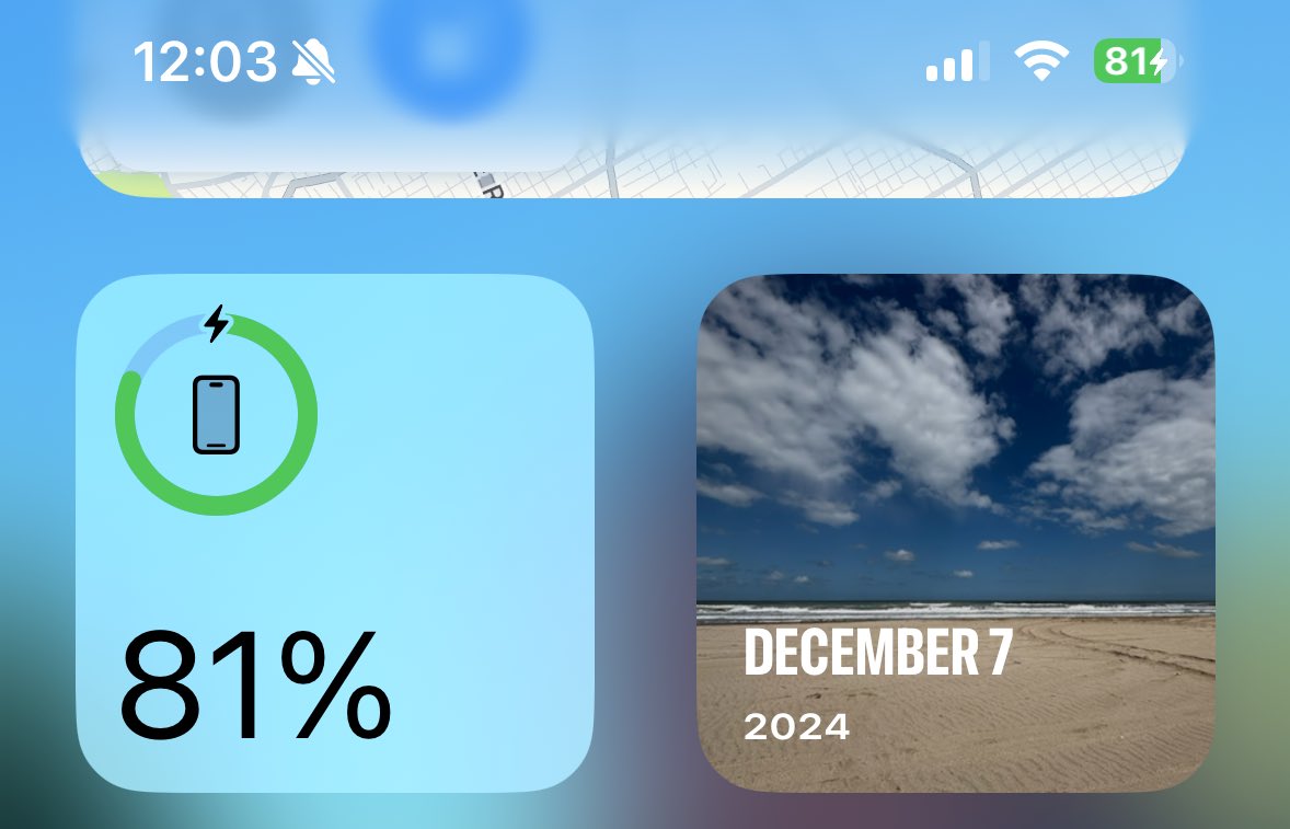sin_manual's tweet photo. A alguien más le paso que el IPhone aparezca cargando sin estar enchufado???
#iPhone16 #ios18 https://t.co/JNxy5PNtU3