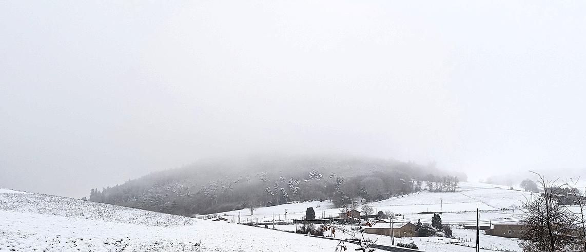 leprogreslyon's tweet photo. Le massif des Courtines (933 mètres) dans les #monts du Lyonnais (à Aveize) était recouvert d'un délicat manteau blanc ce lundi matin.🌧️ https://t.co/JuzugXAgwU
