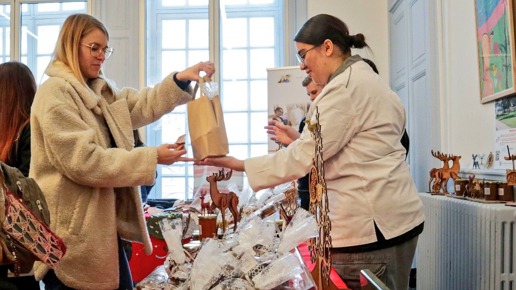 Académie de Besançon (@acbesancon) on Twitter photo 🎄✨ Première édition du marché de Noël de la voie pro de l’<a href="/acbesancon/">Académie de Besançon</a>
9 lycées pro ont présenté leurs créations, fruit du savoir-faire des élèves.
Une belle illustration de l’excellence et du dynamisme de la voie professionnelle.
Bravo et merci à tous ! 👏🎁
#VoiePro 🎄✨ Première édition du marché de Noël de la voie pro de l’<a href="/acbesancon/">Académie de Besançon</a>
9 lycées pro ont présenté leurs créations, fruit du savoir-faire des élèves.
Une belle illustration de l’excellence et du dynamisme de la voie professionnelle.
Bravo et merci à tous ! 👏🎁
#VoiePro