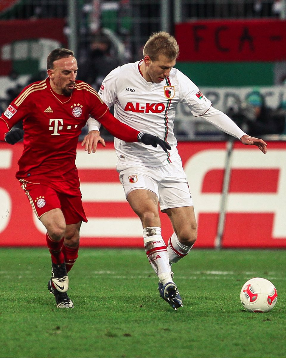 FCAugsburg's tweet photo. Ragnar #Klavan sagt 𝑺𝒆𝒓𝒗𝒖𝒔! 👋🇪🇪 Der langjährige #FCA-Profi (140 Spiele, 4 Tore) hat heute sein Karriereende bekannt gegeben. Wir wünschen Dir nur das Beste für die Zeit nach dem Fußball und sagen nochmals 𝑫𝒂𝒏𝒌𝒆 für deinen Einsatz für den FCA! ❤💚🤍 https://t.co/fkrhKtwhRO