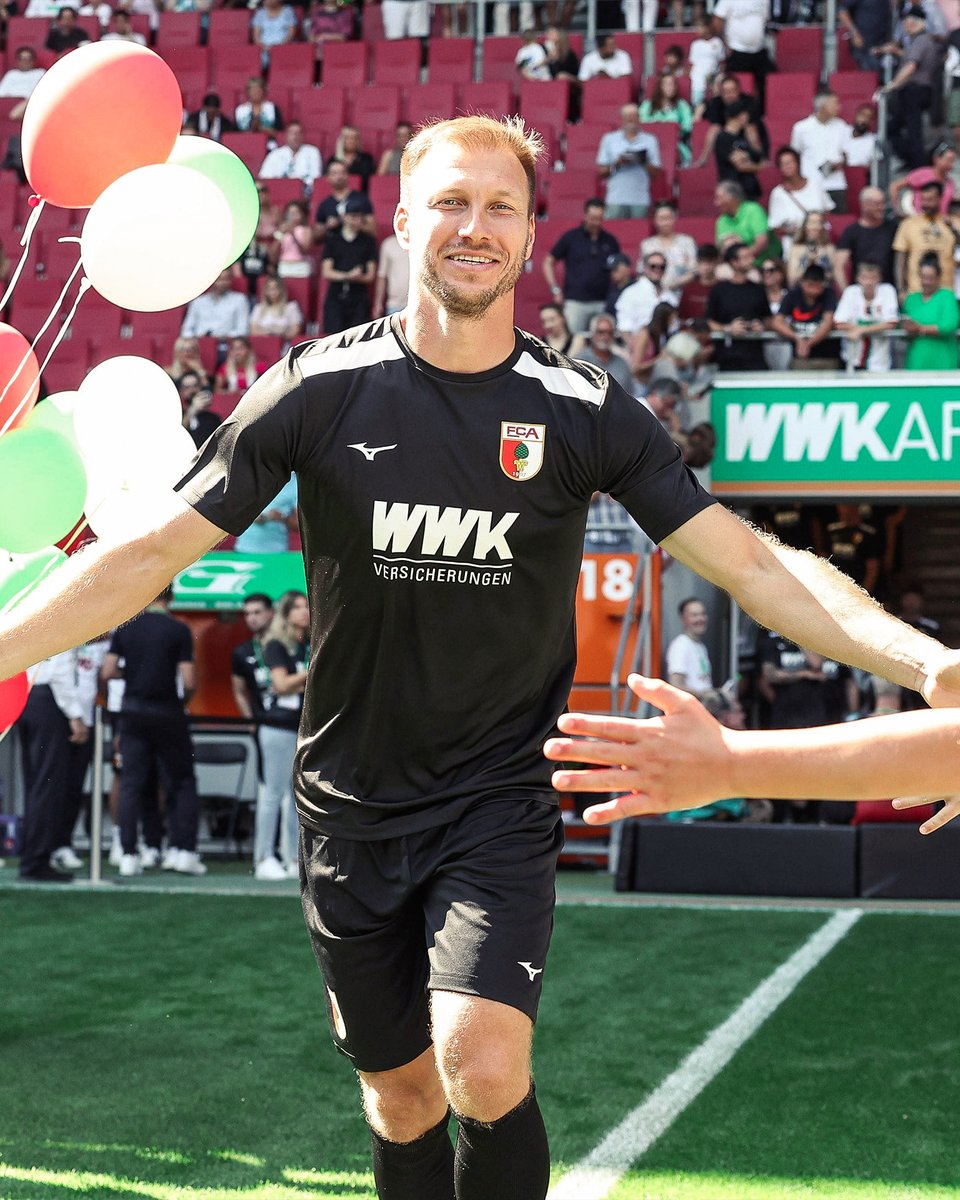 FCAugsburg's tweet photo. Ragnar #Klavan sagt 𝑺𝒆𝒓𝒗𝒖𝒔! 👋🇪🇪 Der langjährige #FCA-Profi (140 Spiele, 4 Tore) hat heute sein Karriereende bekannt gegeben. Wir wünschen Dir nur das Beste für die Zeit nach dem Fußball und sagen nochmals 𝑫𝒂𝒏𝒌𝒆 für deinen Einsatz für den FCA! ❤💚🤍 https://t.co/fkrhKtwhRO