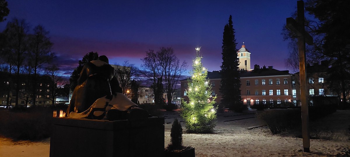 HublinPatrick's tweet photo. Tunnelmallinen hetki #kuopio #sankaripuisto, kun kävelemässä sinisen hetken iltahämärässä Arkkipiispa Leon eläkkeelle jäännin puurotilaisuudesta #ortodoksinenkirkkomuseo #riisa. Ikimuistoinen, lämminhenkinen, iloinen tilaisuus. Paljon armorikkaita vuosia! https://t.co/q39tXFBfZe