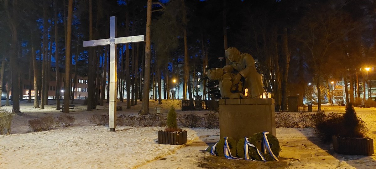 HublinPatrick's tweet photo. Tunnelmallinen hetki #kuopio #sankaripuisto, kun kävelemässä sinisen hetken iltahämärässä Arkkipiispa Leon eläkkeelle jäännin puurotilaisuudesta #ortodoksinenkirkkomuseo #riisa. Ikimuistoinen, lämminhenkinen, iloinen tilaisuus. Paljon armorikkaita vuosia! https://t.co/q39tXFBfZe