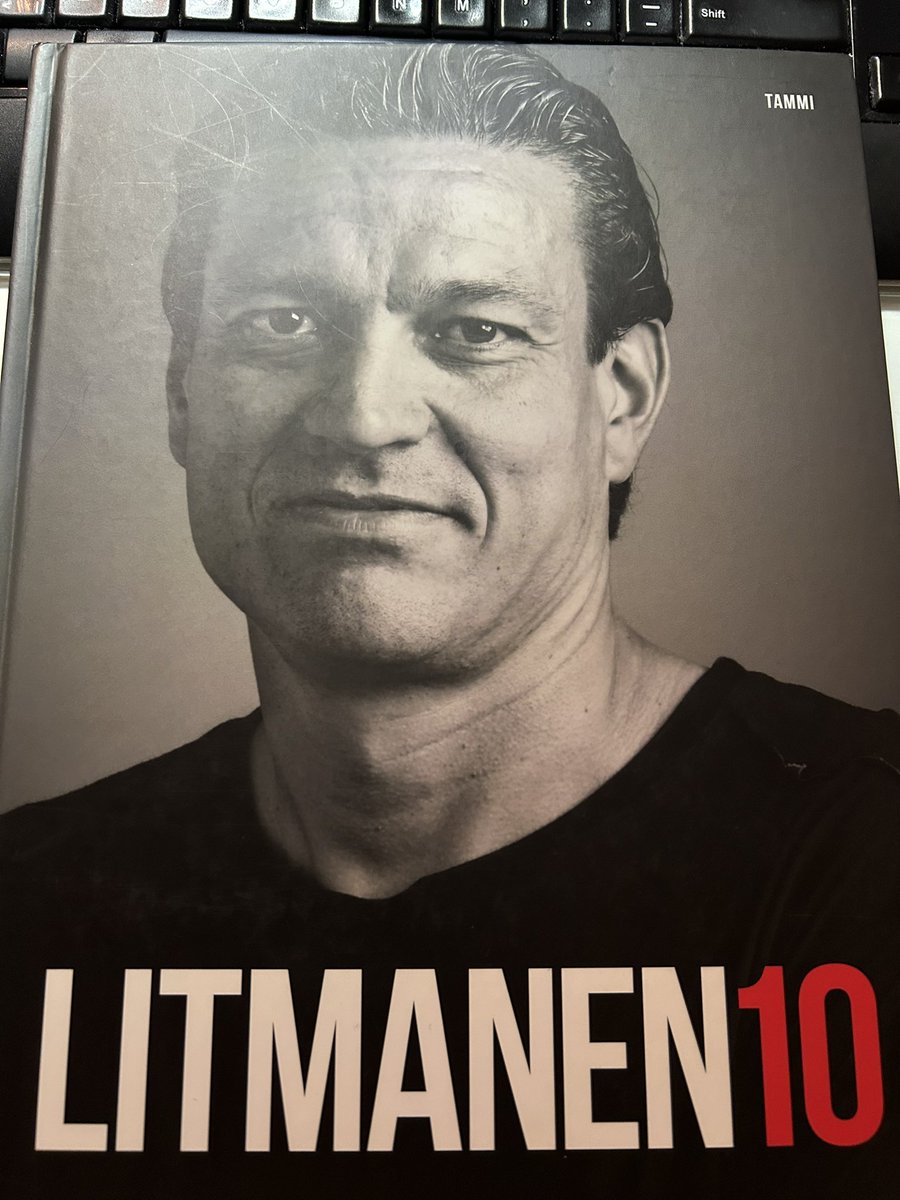 _jakesnake_'s tweet photo. Loppuvuoden #noBrainer: #Kuningas-opus kirppikseltä 1,20 eurolla. Hallelujah.
#Litti #Huuhkajat https://t.co/Ik80qiixR8