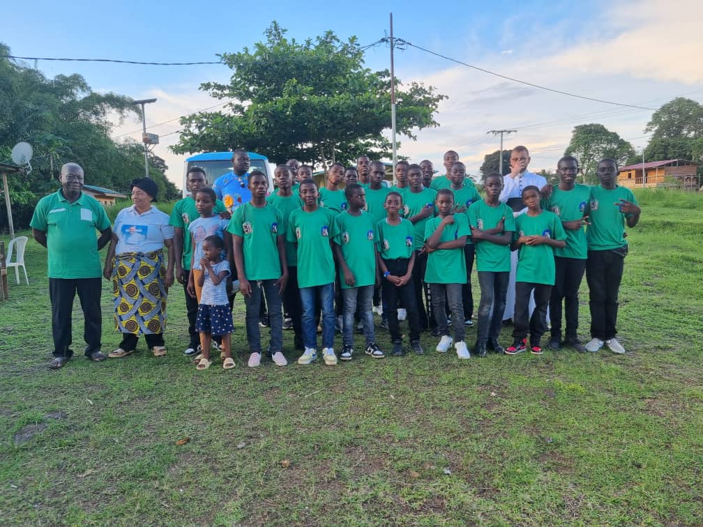 A heartwarming moment from A visit to meet the wonderful school cook in her village in Mouila. Don't you just love the matching green shirts that brought such vibrant energy to match the lush surrounding! These special moments bring our communities together! We're so grateful!