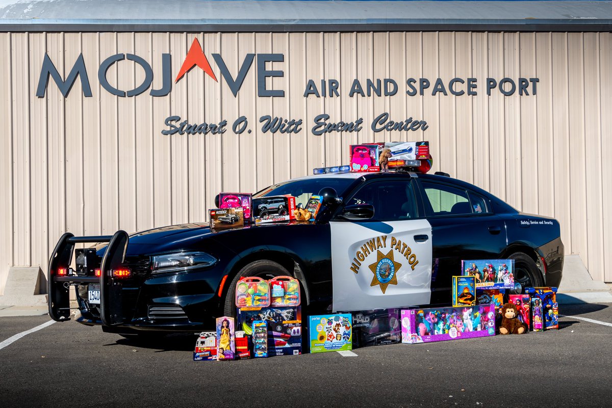 chpmojave's tweet photo. 🎁 An immense thank you goes to the Mojave Air &amp; Space Port!  Your incredible support of the CHiPs for Kids Toy Drive &amp; Giveaway brings joy to children in our community and we couldn’t do it without you!  🙌❤️🎄🎄🎄
#chpmojave #mojaveairandspaceport #CHiPsForKids https://t.co/UGJHlTY7bZ