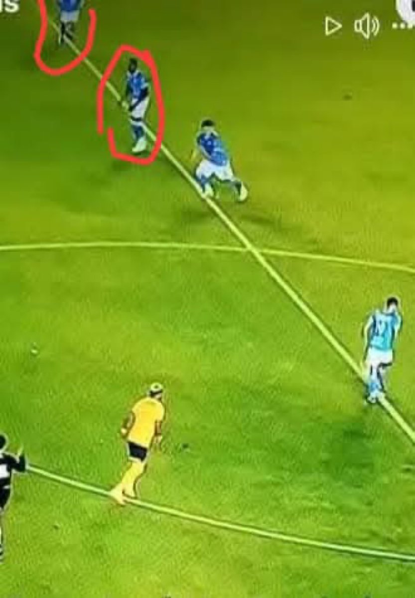 Patottas's tweet photo. Ya para terminar con la supuesta polémica del América vs Cruz Azul. 

Mi buen amigo @camacho_carlin me manda esta imagen. 

Mismo partido, misma situación. 

Caso cerrado. https://t.co/T1fktl8zDc