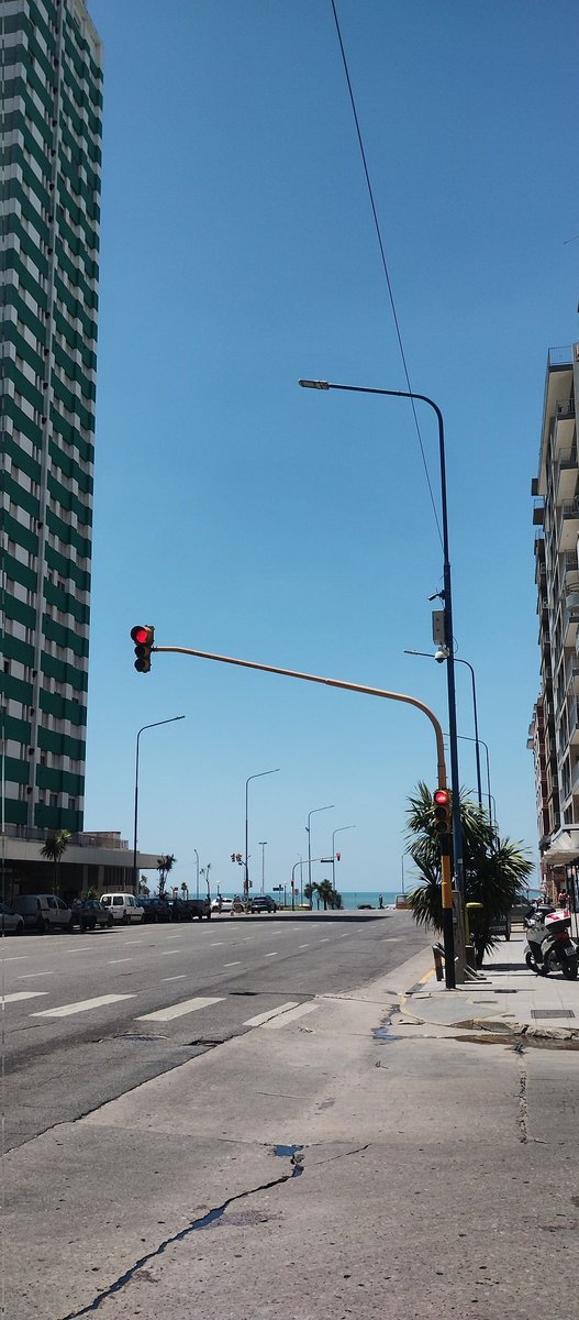La felicidad que me transmite ir caminando por estas calles y ver cómo se va asomando EL MAR 🥹