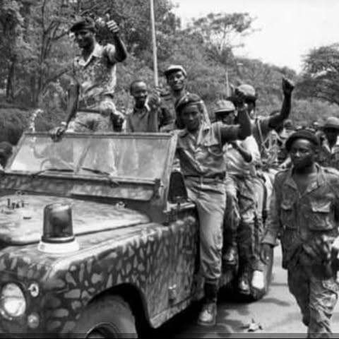 📸: Ifoto y'umunyabigwi wacu❤🇷🇼 w'ibihe byose, Intwari y'ikirenga akaba ingabo rudatinya duhora twibuka, 🕊Late Major General Fred GISA RWIGEMA ari kumwe nabarwanyi ba NRA binjira Kampala, Nyuma yo kubohora Uganda mu 1986.