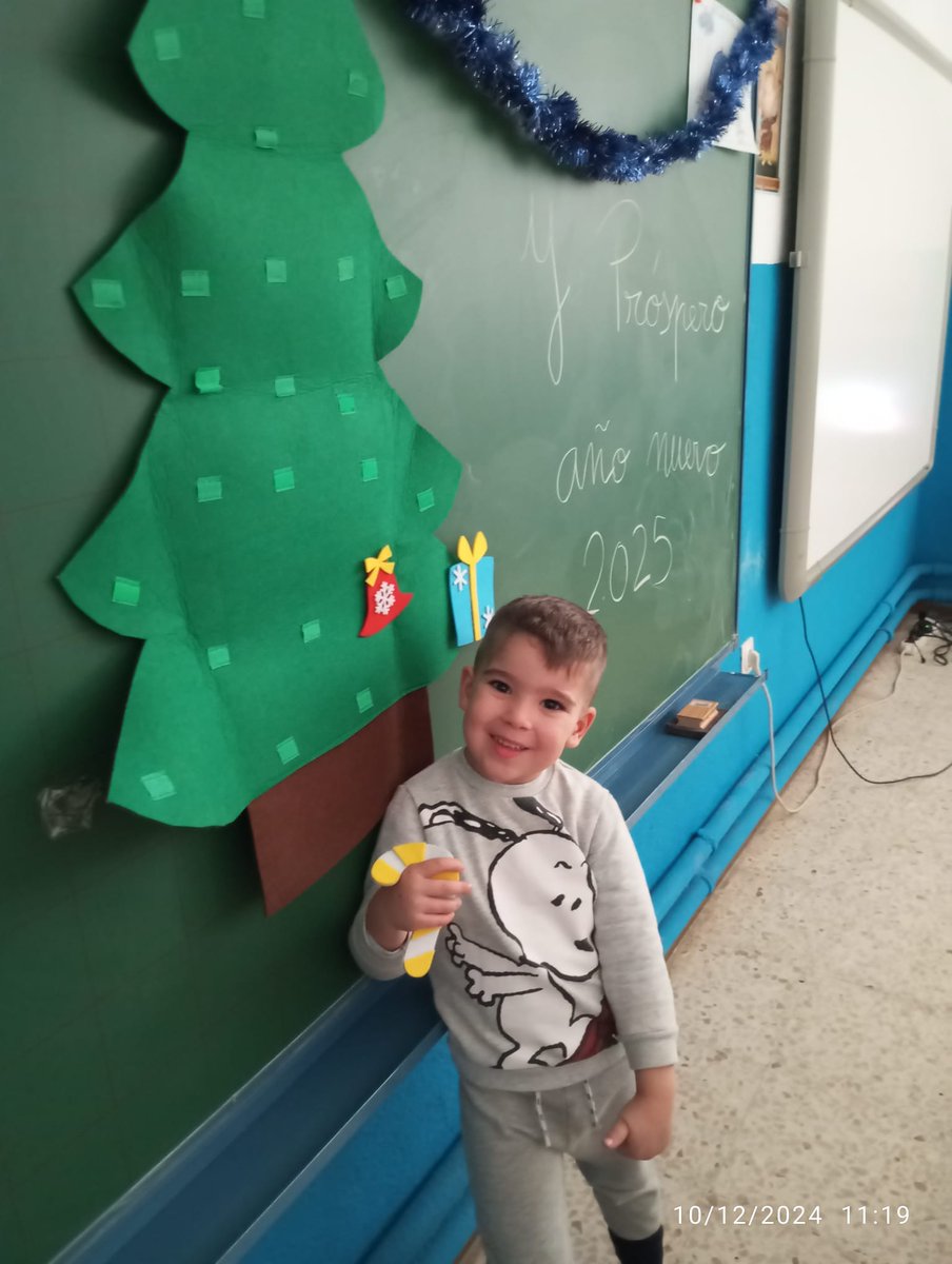 Llegamos a una época del año muy especial y por eso en infantil de 3 años hemos empezado a decorar nuestra clase
Aquí os dejamos algunas fotitos para que lo comprobéis
¡Esperamos que os guste!
<a href="/CeipVelez/">CEIP Vélez de Guevara</a> 
<a href="/EducaAnd/">Consejería Desarrollo Educativo y FP</a> 
#distritoestealcosatorreblanca