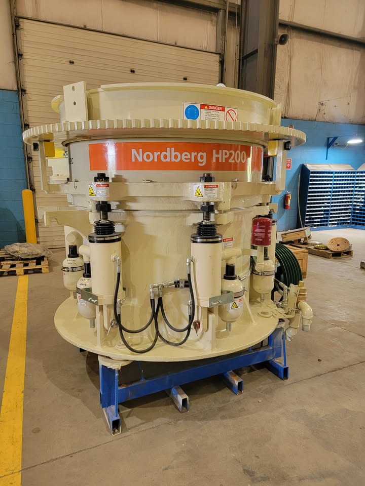 Metso's HP200 is a rock-solid machine! 💪  Designed for high productivity, low operating and wear costs, long service life and high efficiency with good quality end product. Check out our rebuilt inventory here >>> crushers-plus.com/en/crushers/co…