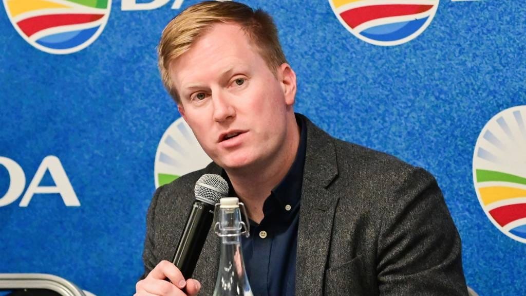 LolzPat's tweet photo. What worries is Dean, has been in contact with suspended Department of Health employee Ayanda Dakela, attempting to gather info to further sabotage the IDT and its leadership, despite Dakela facing serious disciplinary issues of his own. Dean Macpherson Fail #DeanMacphersonFail https://t.co/LyQwbLNnyz