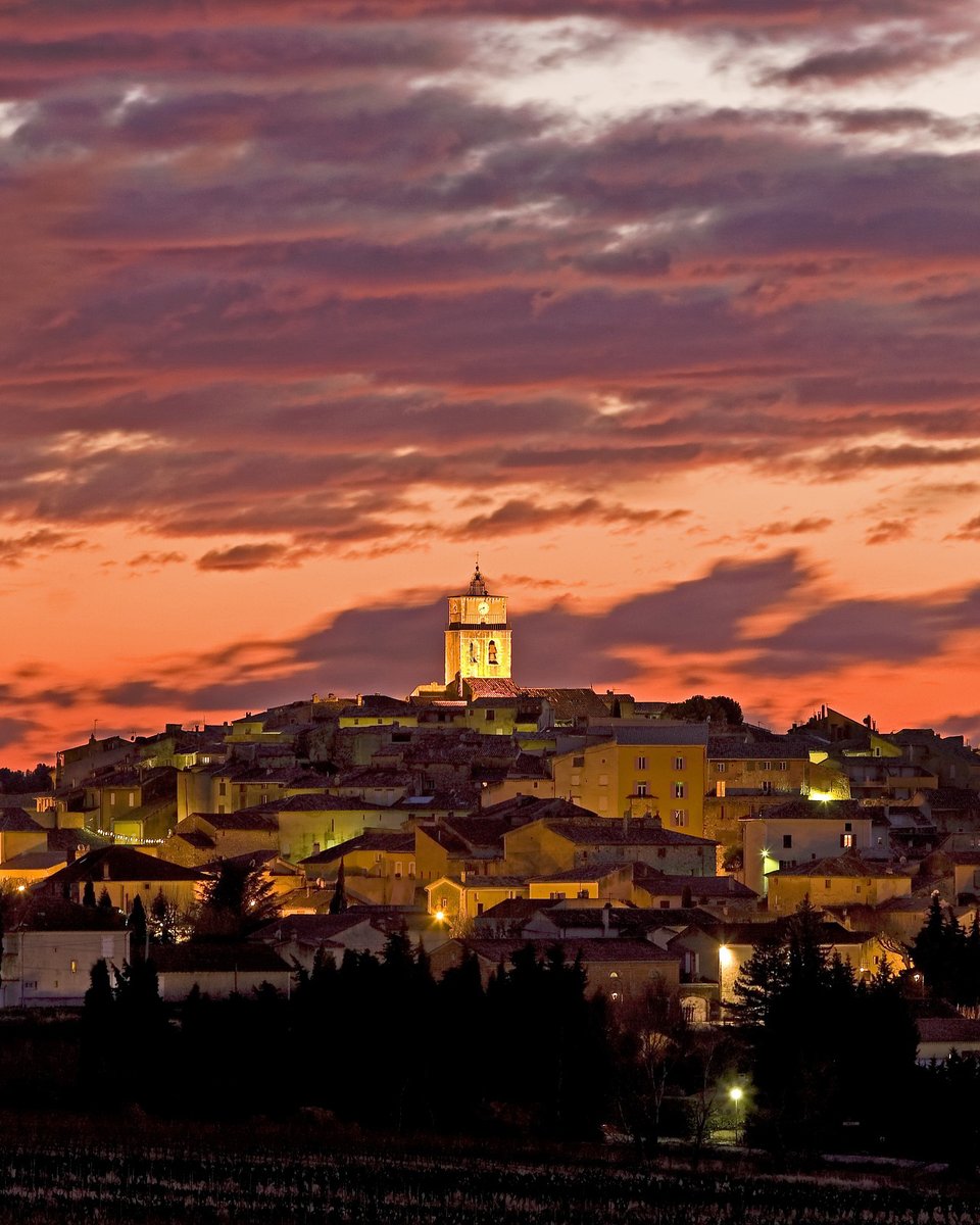 Saying “au revoir” to 2024 in the Côtes du Rhône! 👋

With only one sunset over Côtes du Rhône Villages Sablet left to enjoy in 2024, we can’t help but be proud of all the incredible work our winegrowers and winemakers did this year, and we can’t wait to see what 2025 has in