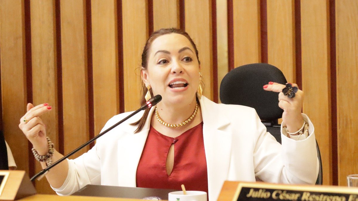 asambleadeant's tweet photo. Dip. @veronicaarango_ "Saber en qué consiste este Proy. de Ord. Debemos iniciar un cobro porque la tasa de accidentalidad es muy grande. Tener este recurso para mejorar la seguridad en movilidad. Establecer unos cobros que, aunque ya existían, no estaban regulados en la norma". https://t.co/Trd1GqbCWv