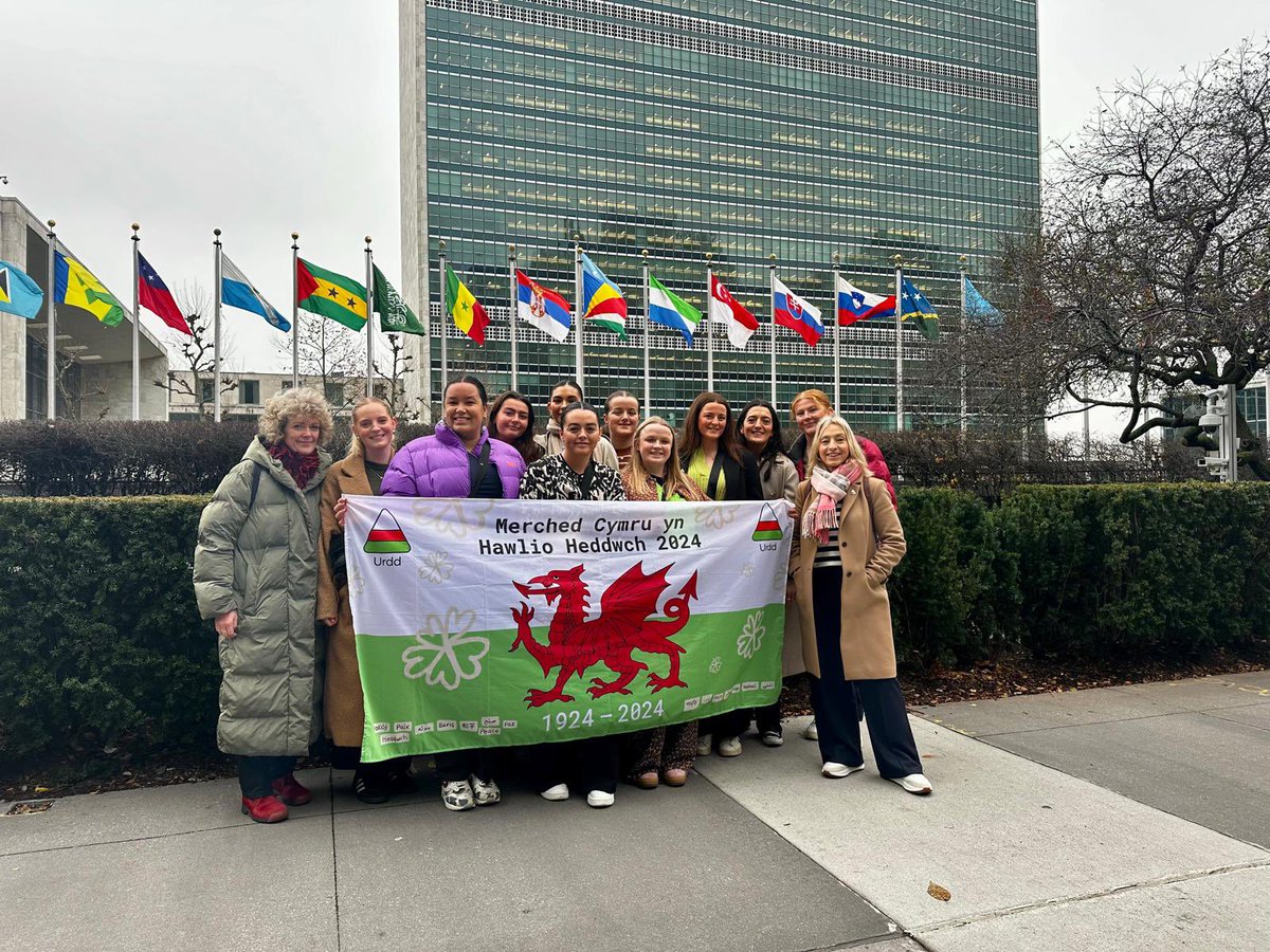 Urdd's tweet photo. 🏴󠁧󠁢󠁷󠁬󠁳󠁿🇺🇸Dyma rai o griw Neges #Heddwch2024 sy'n dysgu mwy am hanes Deiseb Heddwch Menywod Cymru yn America a phwysigrwydd menywod mewn galw am newid!

🌍A special visit to the US for Urdd representatives to learn more about peace-making and the importance of women in leadership roles https://t.co/dk7yAMRNyP