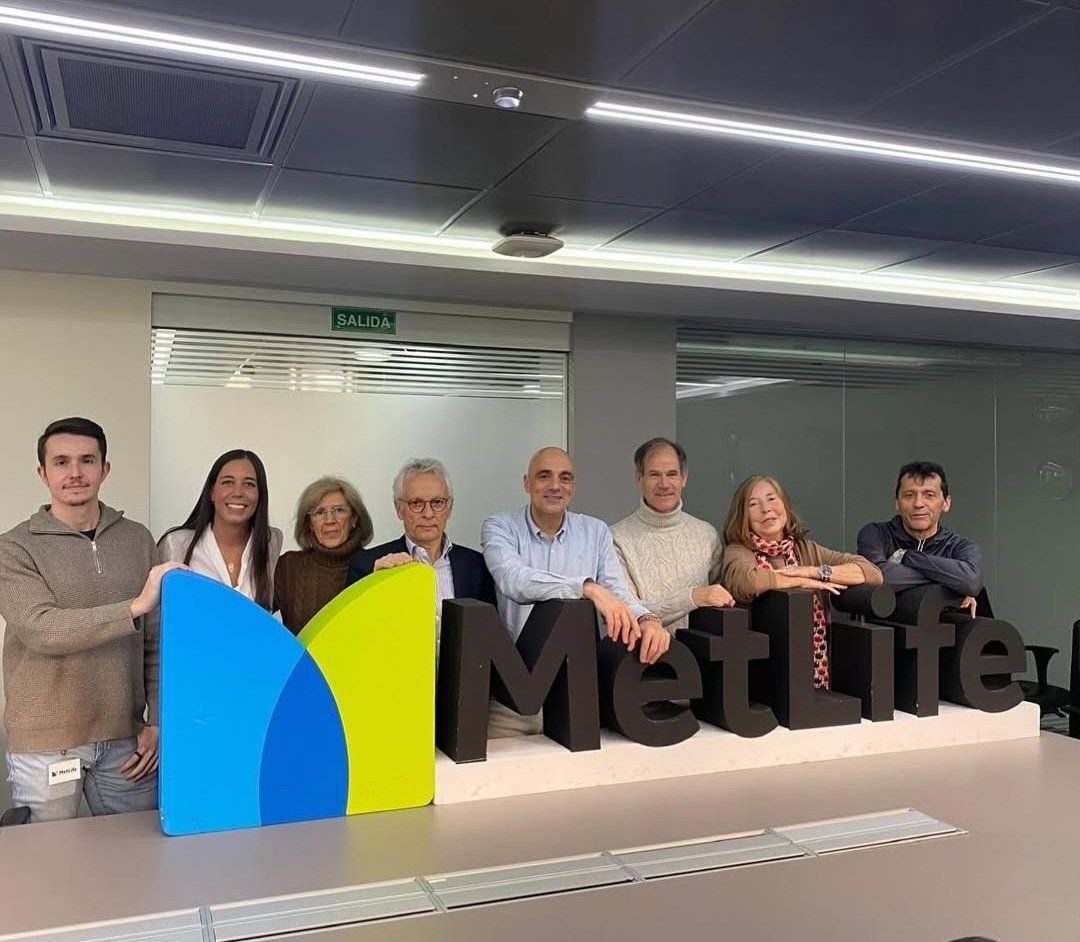 ▶️ Hoy hemos tenido la primera reunión de coordinación para la gran cita del décimo aniversario del próximo 16 de marzo. 

👕 ¡Ya hemos visto las primeras muestras de camisetas! 

🌈 ¿De qué color pensáis que va a ser la camiseta de los 15Km MetLife Madrid Activa 2025?