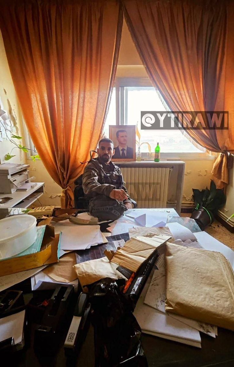 🇮🇱 🇸🇾 İsrail askerleri, Suriye'nin Golan bölgesindeki Kuneytra Valiliği'ni işgal etti.

#Israel #Syria #Kuneytra