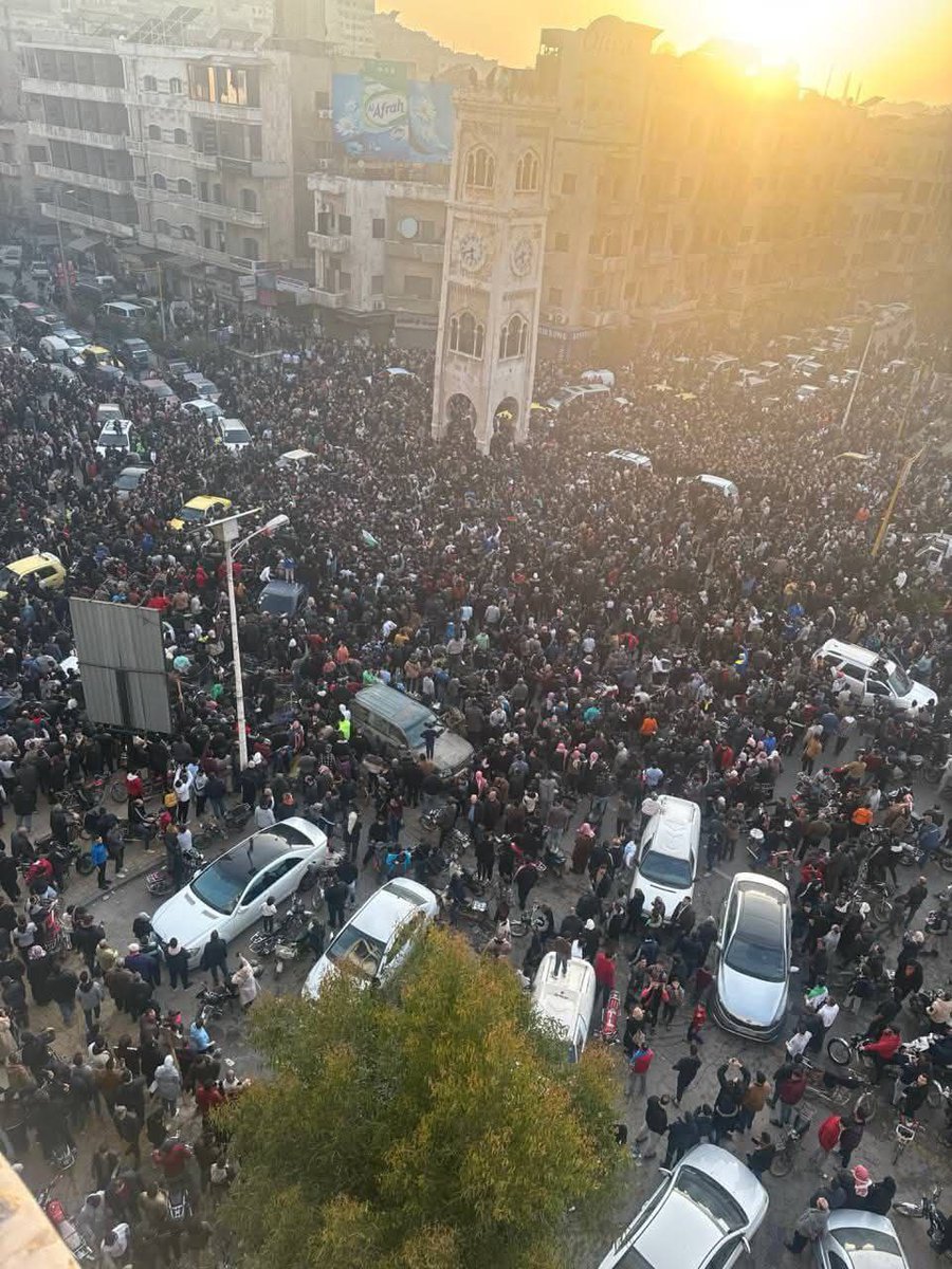 Halid_SY963's tweet photo. Esad rejimin saflarında savaşan ve Suriyeli muhaliflere çeşitli işkenceler yaptıktan sonra “aslanlarına” yediren komutan Telal Al-Dakkak’ın infaz edileceği açıklandı. İnfazın Hama’daki Asi Meydanı’nda gerçekleştirilmesi için hazırlıklar yapılıyor. https://t.co/khNl3wALlR