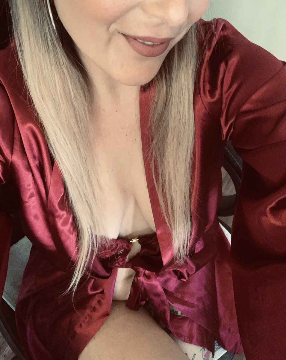 Victoria_blondx's tweet photo. Este color es muy apropiado en Navidad 😅

Un poco de mi compañía??? 😜

En directo te espero en 

https://t.co/FVzwNrcFbM 

@EstudiosCima_EC 
@chicaswebcamero https://t.co/oj1LP5KuEk