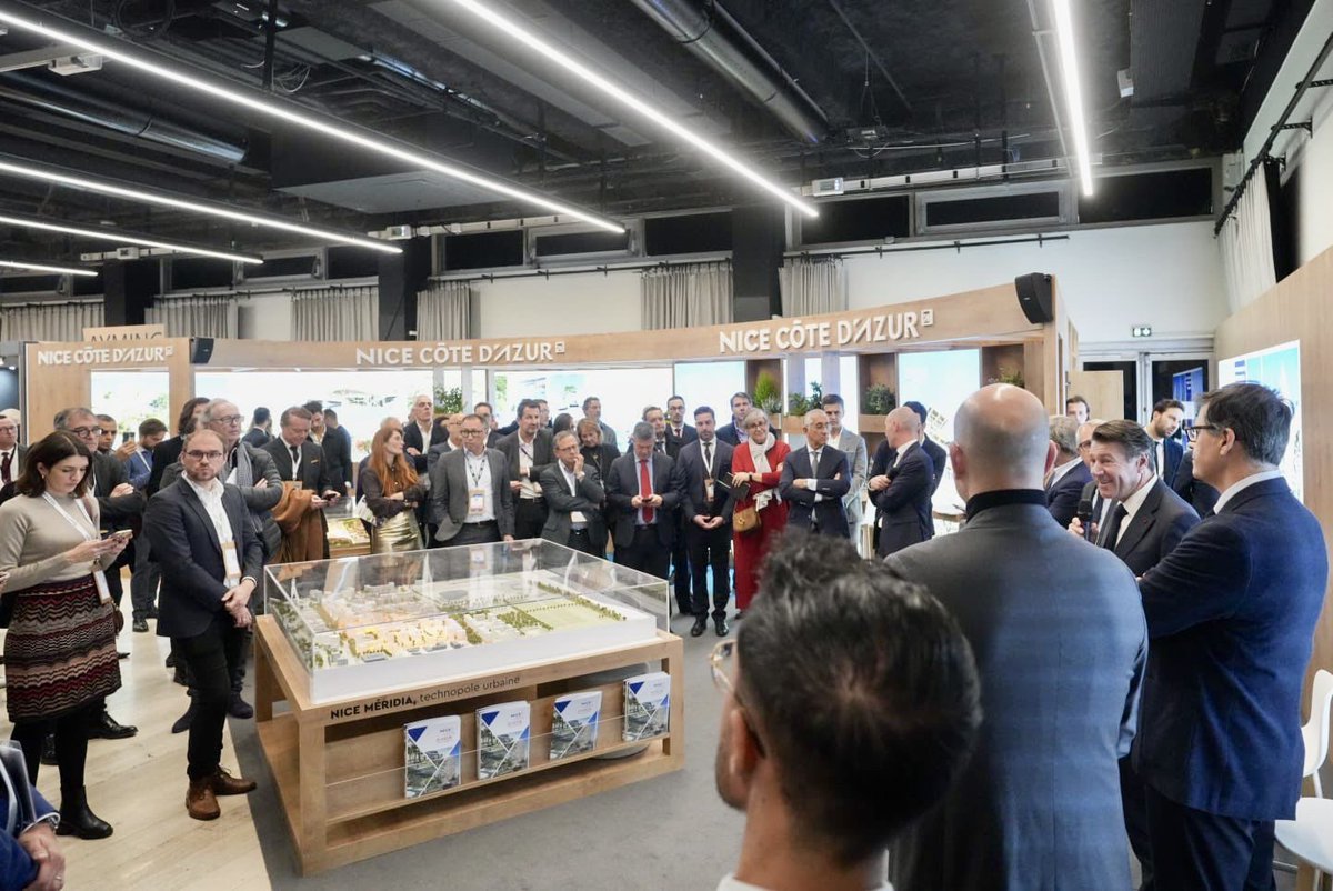 explorenca's tweet photo. [@salonsimi- Paris]
@cestrosi a présenté le futur Centre de Congrès de Nice sur le stand partagé de l'OTM NCA, @InvestCotedAzur, la @MetropoleNCA &amp; @EPA_EcoVallee. 
Un tournant pour le #MICE à Nice: l'espace modulable du Port accueillera en juin l'#UNOC25🌊🌍
#MeetInNiceCotedAzur https://t.co/VYGUGtSeQP