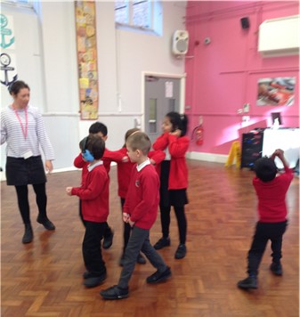 RayLodgePrimary's tweet photo. Year 2 enjoyed their drama workshop based on the book 'Ossiri & the Bala Mengro' by @therroneill @KQuarmbyAuthor. Thank you so much Rachel for providing this incredible experience! #strive4 #immersivecurroclum #parenthelper #readingforpleasure https://t.co/2g7GRCdFe5