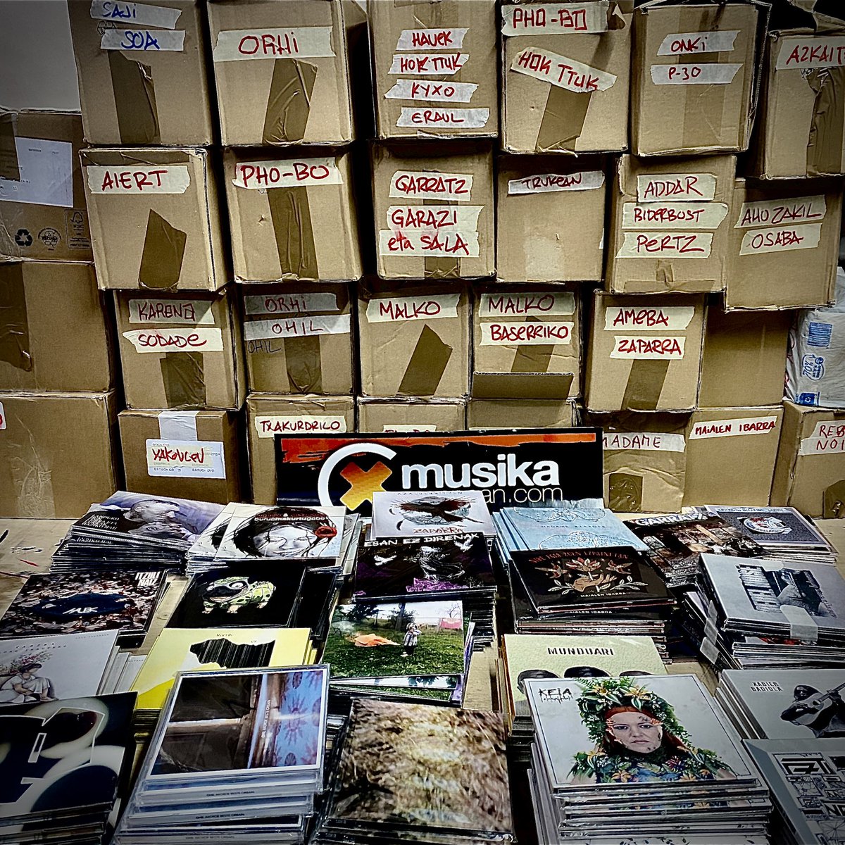 Amaitu da Durangoko Azoka! Pozik egindako lanarekin, eta hainbeste auto-ekoizpenei toki egiteagatik gure stand txikian.

Durangoko azoka amaitu da, baina mundua aurrera doa, beraz, disko berriak ezagutzeko zabalik mantenduko dugu
musikazuzenean.eus/durangoko-azok… ataria.
Gora musika!!