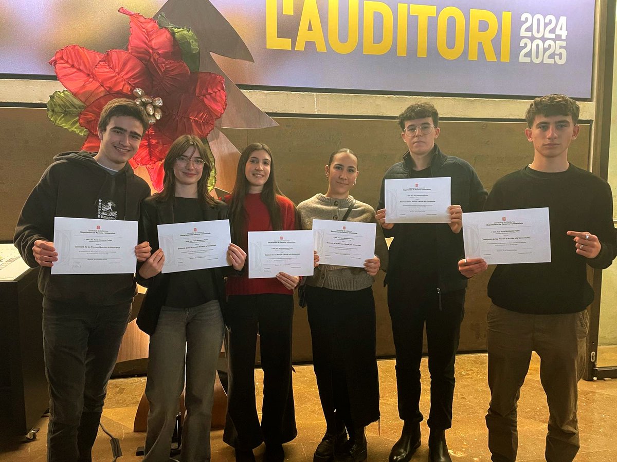 plafarreras's tweet photo. A finals de novembre es va fer entrega de la Distinció de la Prova d'Accés a la Universitat del 2024, que s'atorga als estudiants de batxillerat que van obtenir una nota superior a nou punts a la fase de general.
Enhorabona a tots ells! https://t.co/fiNr0xowMu