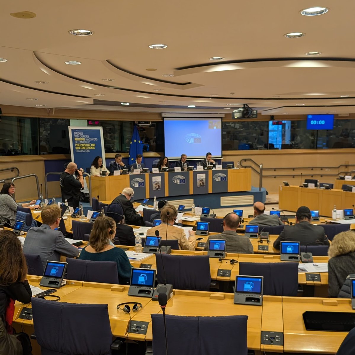 AntonellaSberna's tweet photo. Il seminario odierno sul dialogo #interreligioso ci ricorda l'importanza dello scambio #intergenerazionale. Ascoltare, impegnarsi e lavorare insieme tra le generazioni è la chiave per dare forma all'#Europa che vogliamo costruire per il futuro https://t.co/VjkbS3iXpa