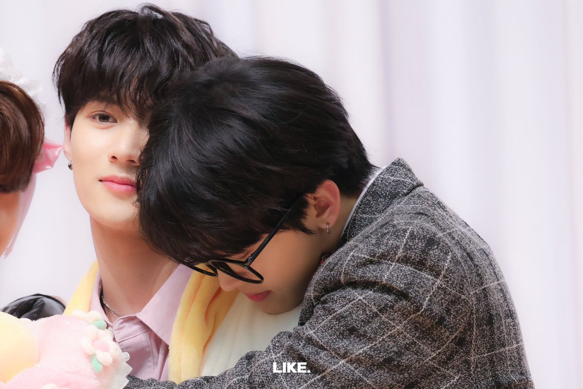 부럽네요..

#루네이트 #LUN8 #이안 #도현 
#사랑둥이_이안아_생일축하해
#OurWatermelonBoy_HappyIanDay