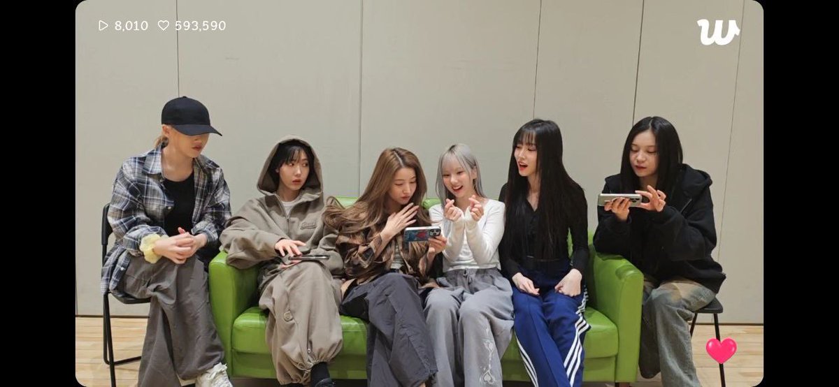 GoPepperin's tweet photo. I’m happy and excited with their comeback!! 😍🥰🍀
Congratulations!! 🎉🎊 
#여자친구 #buddy https://t.co/4E9e17r3vB