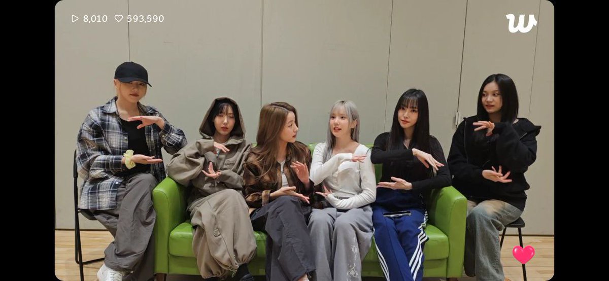 GoPepperin's tweet photo. I’m happy and excited with their comeback!! 😍🥰🍀
Congratulations!! 🎉🎊 
#여자친구 #buddy https://t.co/4E9e17r3vB