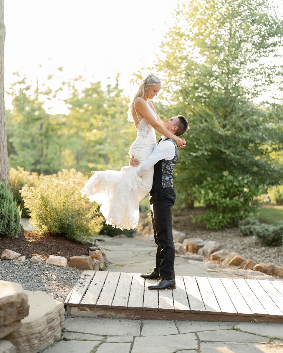 A love that lifts you up  ⬆️💍
-
📸 @lindsayeileenphotography