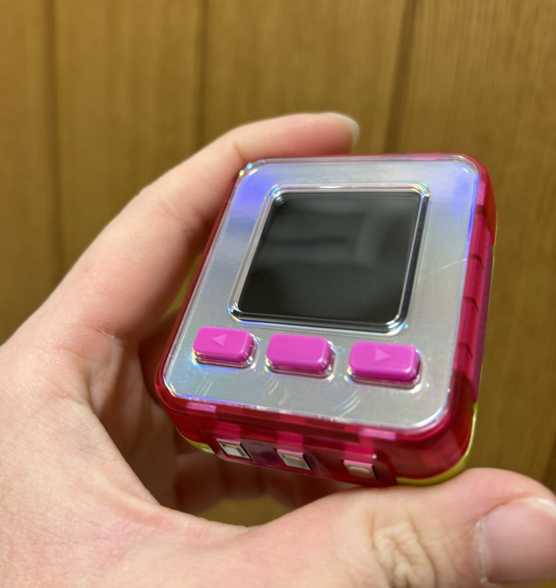 届いた商品は初期不良品だった😣。画面と本体両方傷が付いてる