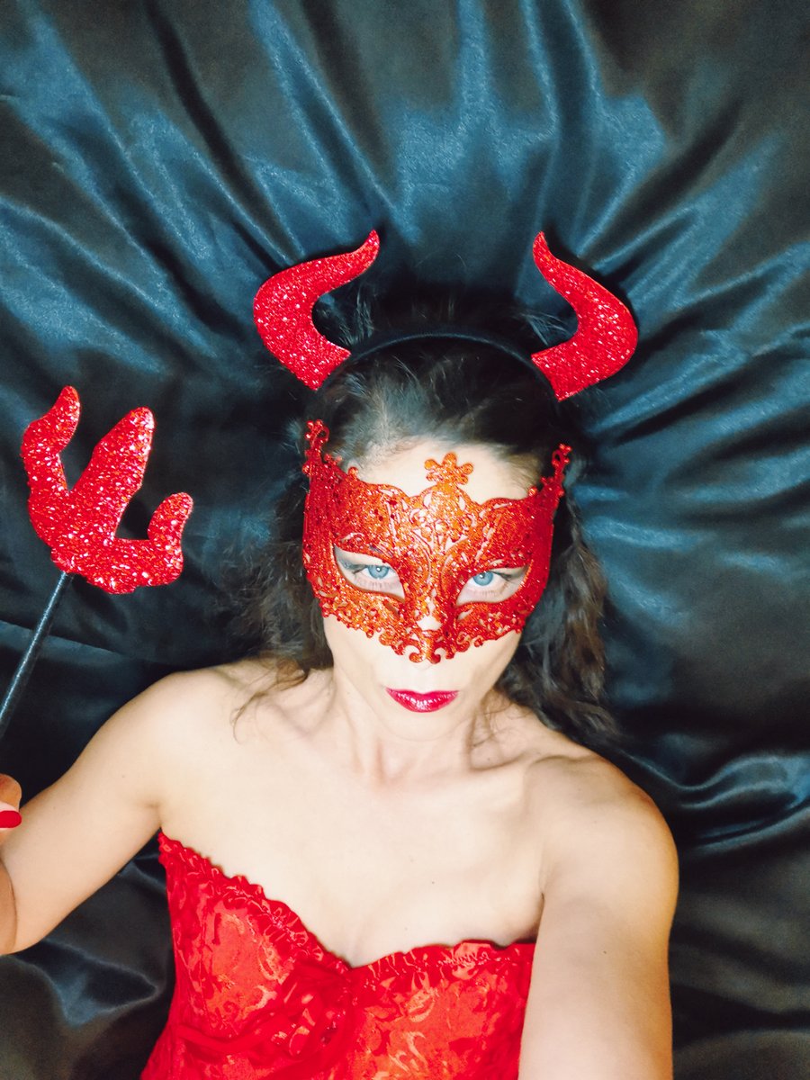 iamsimonalisa's tweet photo. The #devil doesn't come dressed in a red cape and pointy horns. He comes as everything you've ever wished for.
Tucker Max
#quoteoftheday #devilwoman #ladydevil #devilinthedress #costume #tb #halloween2024 #style #mood #simonalisa #simonalisastyle https://t.co/H4viJNU1GU