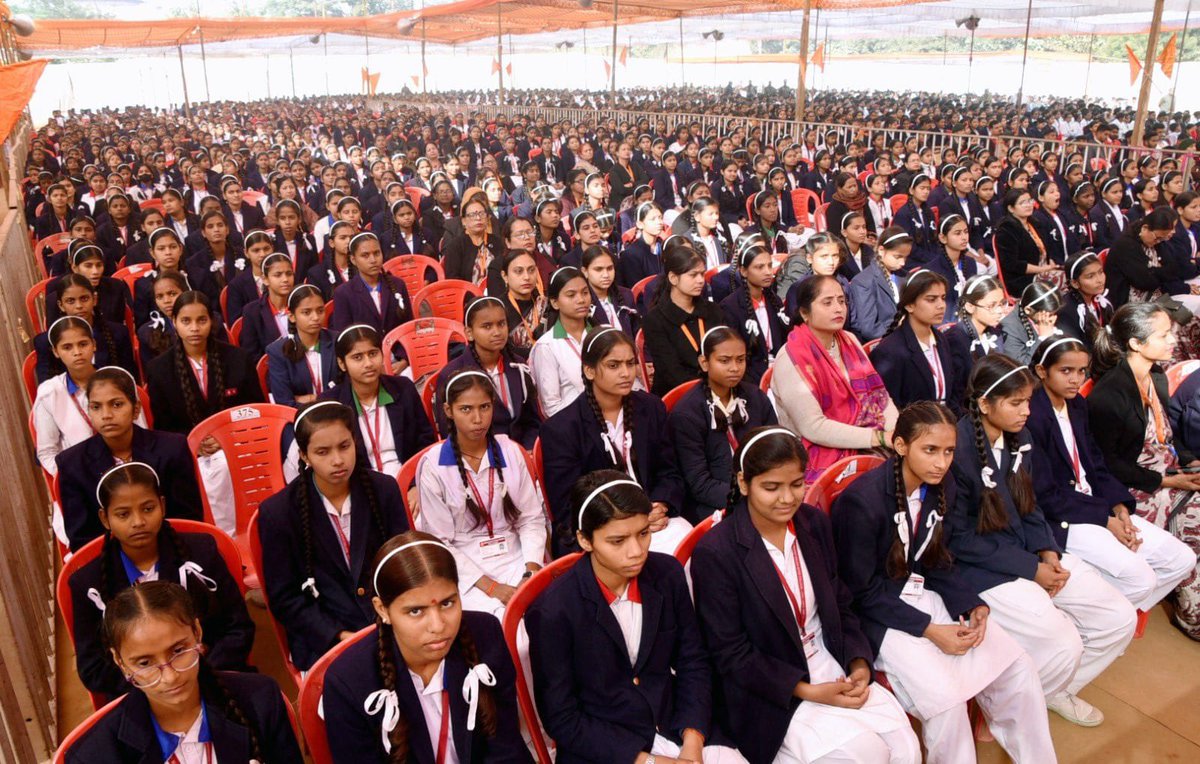 "सबसे उन्नत ज्ञान-विज्ञान पर हमेशा चंद देश और व्यक्ति अपना आधिपत्य जमाए रहते हैं। दुनिया में न्याय, शांति, समानता और स्थायित्व के लिए ज्ञान का विकेंद्रीकरण, सार्वभौमिकरण और लोकतंत्रीकरण करना आवश्यक है।"
गोरखपुर में महाराणा प्रताप शिक्षा परिषद के 'संस्थापक-सप्ताह समारोह' में आज का